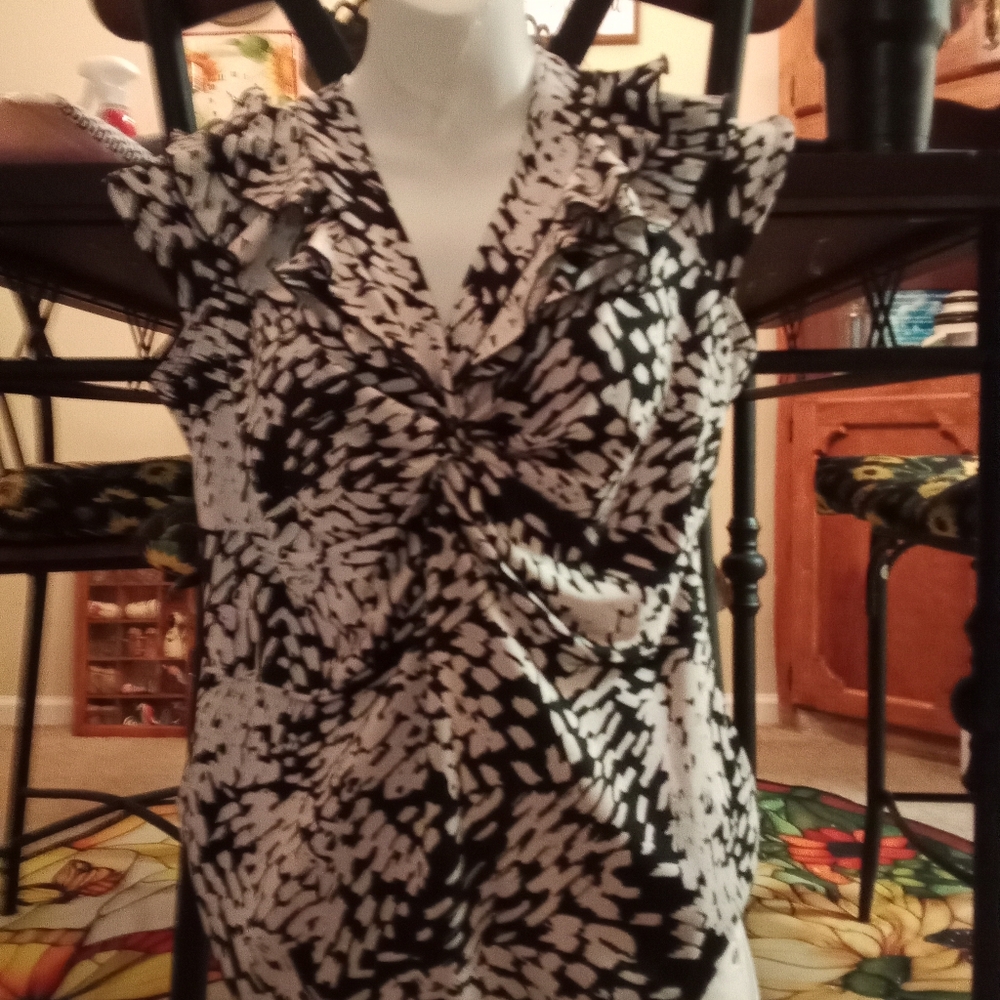 Suzie In The City Blouse w/Front Ruffle White w/Black Design X-Large